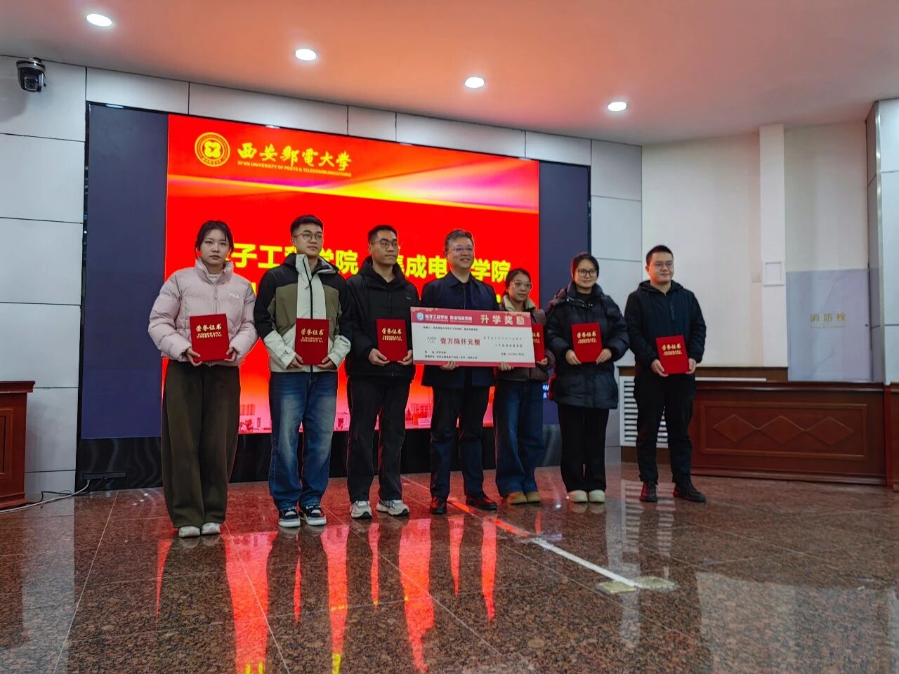 中科亿海微总裁魏育成赴西安邮电大学出席“中科亿海微奖学金”颁奖典礼并作学术报告